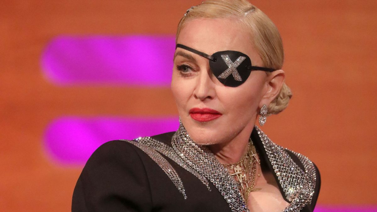 Video  Madonna bëhet nostalgjike  kujton periudhën më ikonike të karrierës së saj dhe kërcen   
