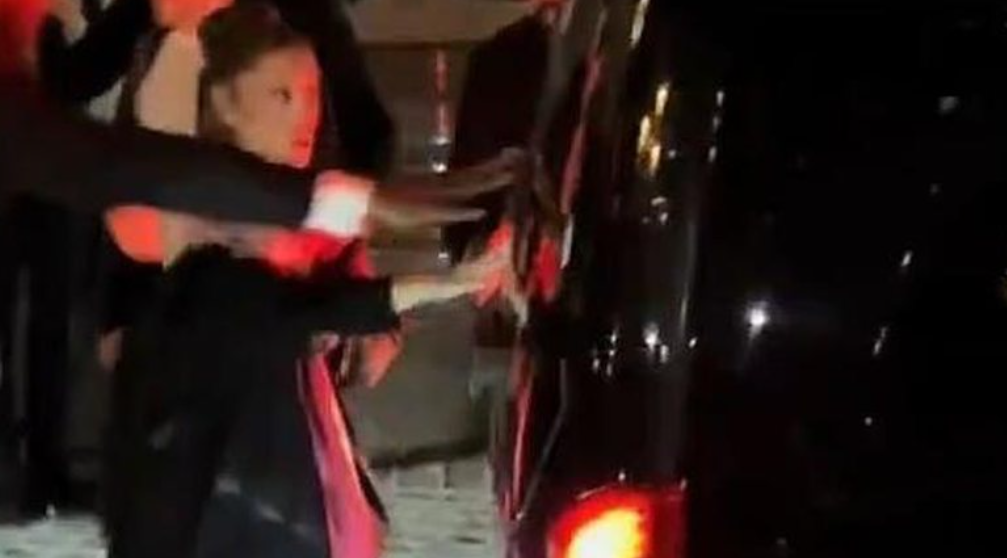 video-momente-paniku-kengetarja-e-famshme-i-shpeton-mrekullisht-perplasjes-nga-nje-makine