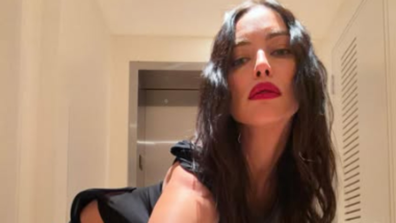 irina-shayk-mahnit-me-fotot-e-reja-pozon-me-bikini-provokuese