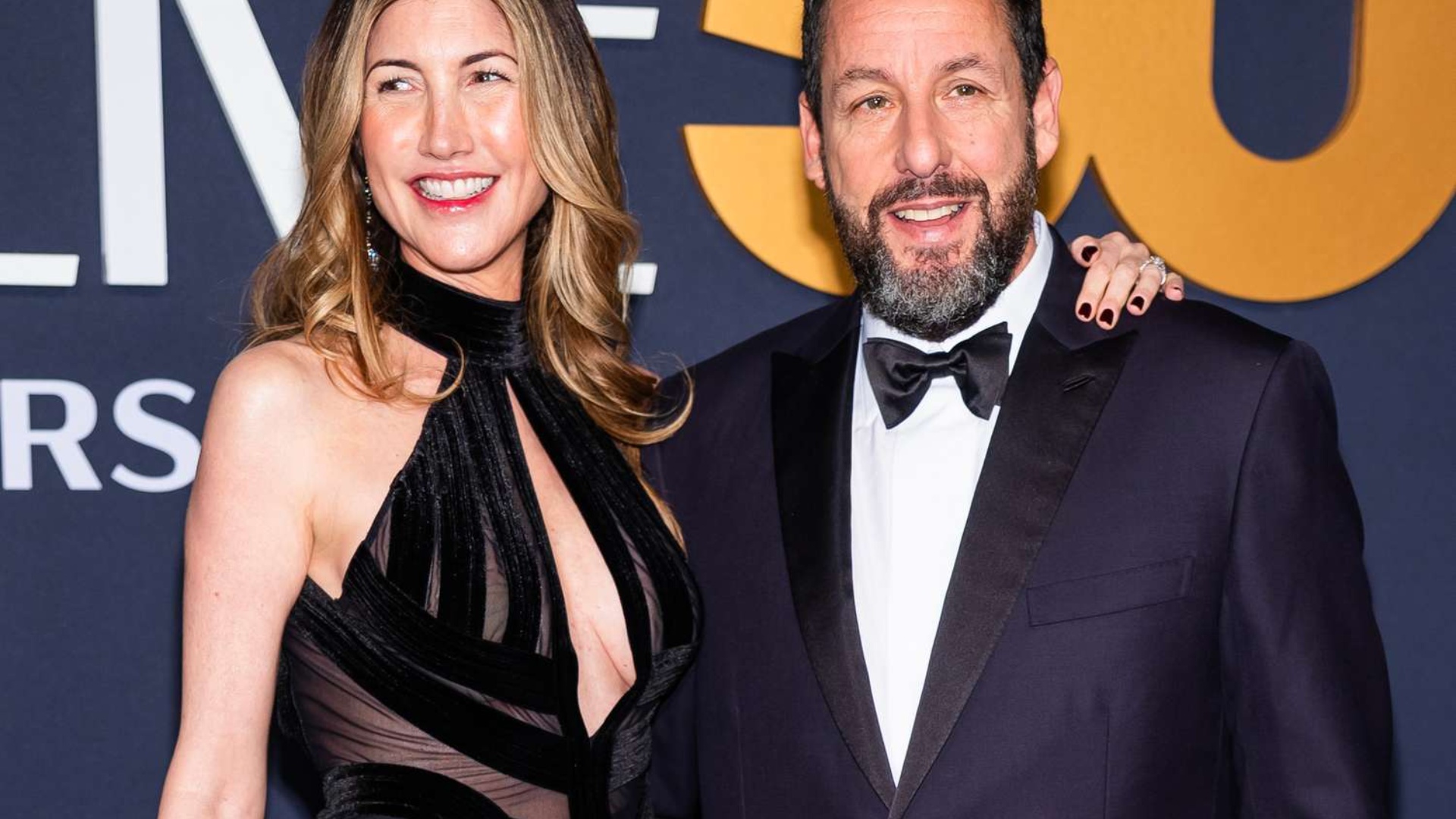 Fansat kritikojnë Adam Sandler për paraqitjen në premierën e filmit të gruas së tij sepse ai   