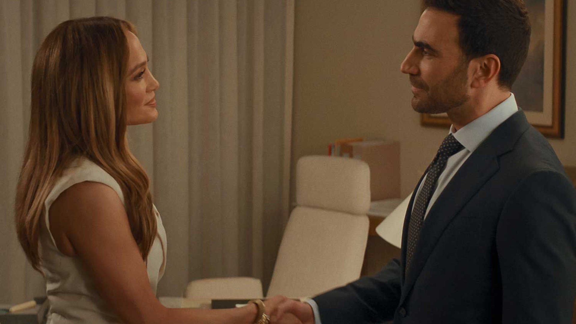 Jennifer Lopez  nxeh  rrjetin me trailerin e ri  Puthjet pasionante me yllin e famshëm bëjnë namin 