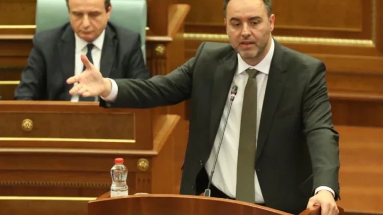 Një ditë para skadimit të afatit për zgjedhjen e Presidentit  tërhiqen nga gara Konjufca dhe Kollcaku