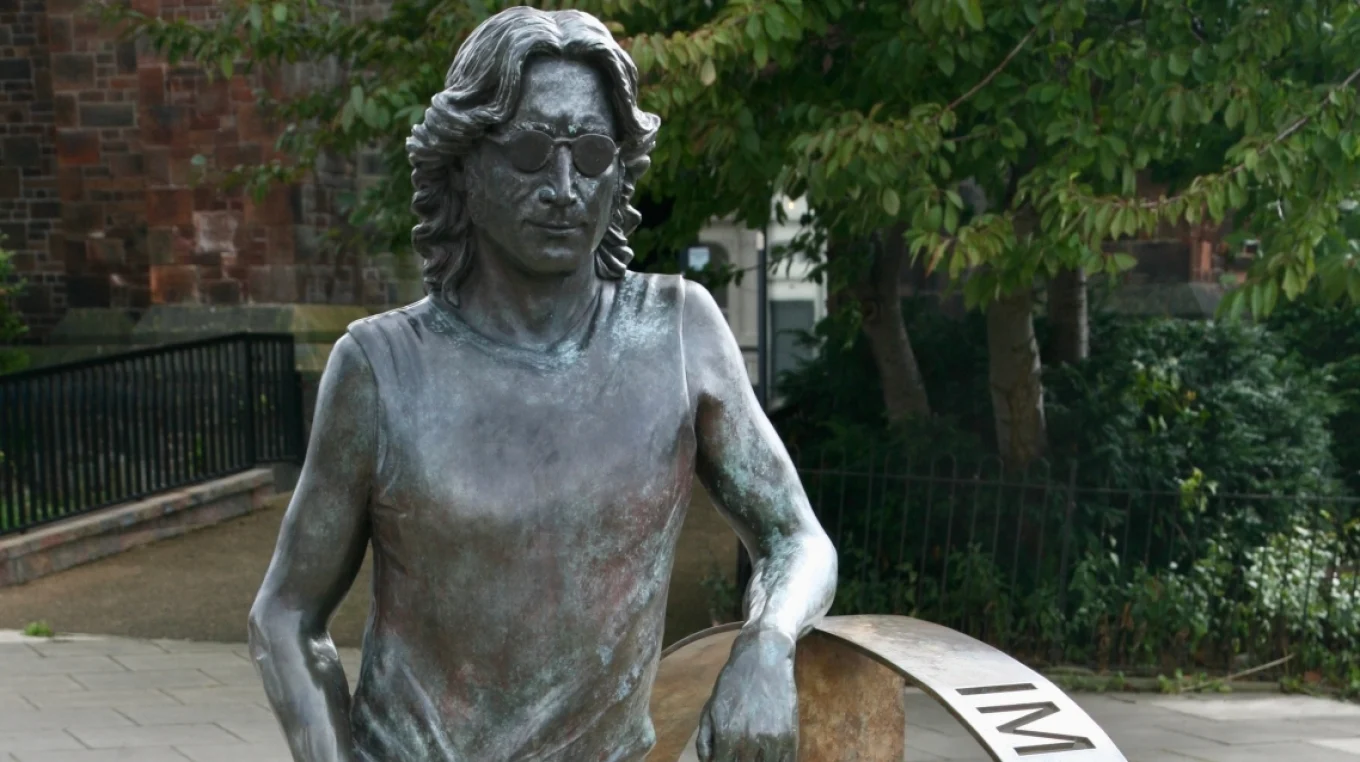 Statuja gjigante e John Lennon del në ankand  pritet të shitet me vlerën marramendëse   