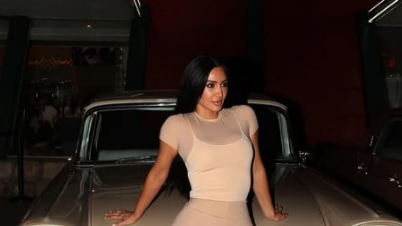 Gjysmë e zveshur  Kim Kardashian  çmend  rrjetin me pozat provokuese nga shtrati  Ora 2 e mëngjesit në 