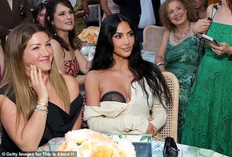 sa-dhuroi-ajo-kim-kardashian-hap-zemren-per-familjet-ne-kufi
