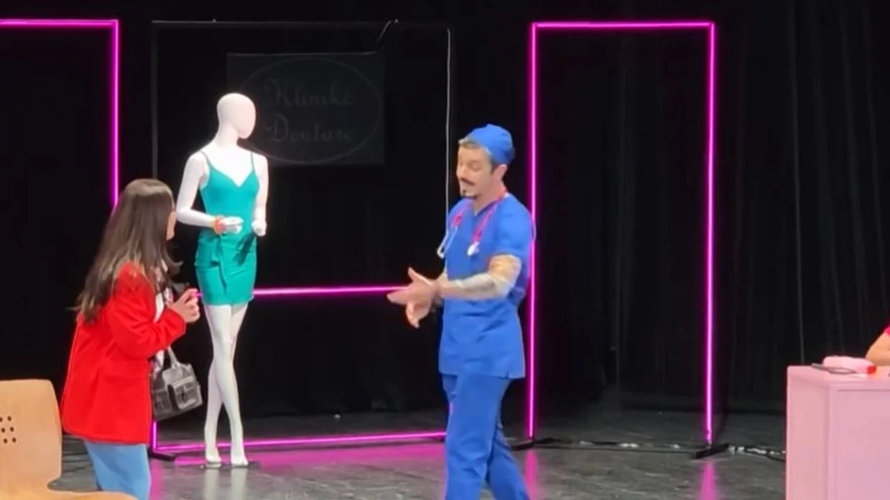 kaos-ne-kliniken-e-bukurise-komedia-me-julian-deden-dhe-rudina-dembacaj-sjell-humor-ne-skenen-e-teatrit-bylis