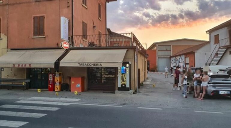 E RËNDË/ Atentat mafioz në sy të kalimtarëve! Qëllohen me breshëri ...