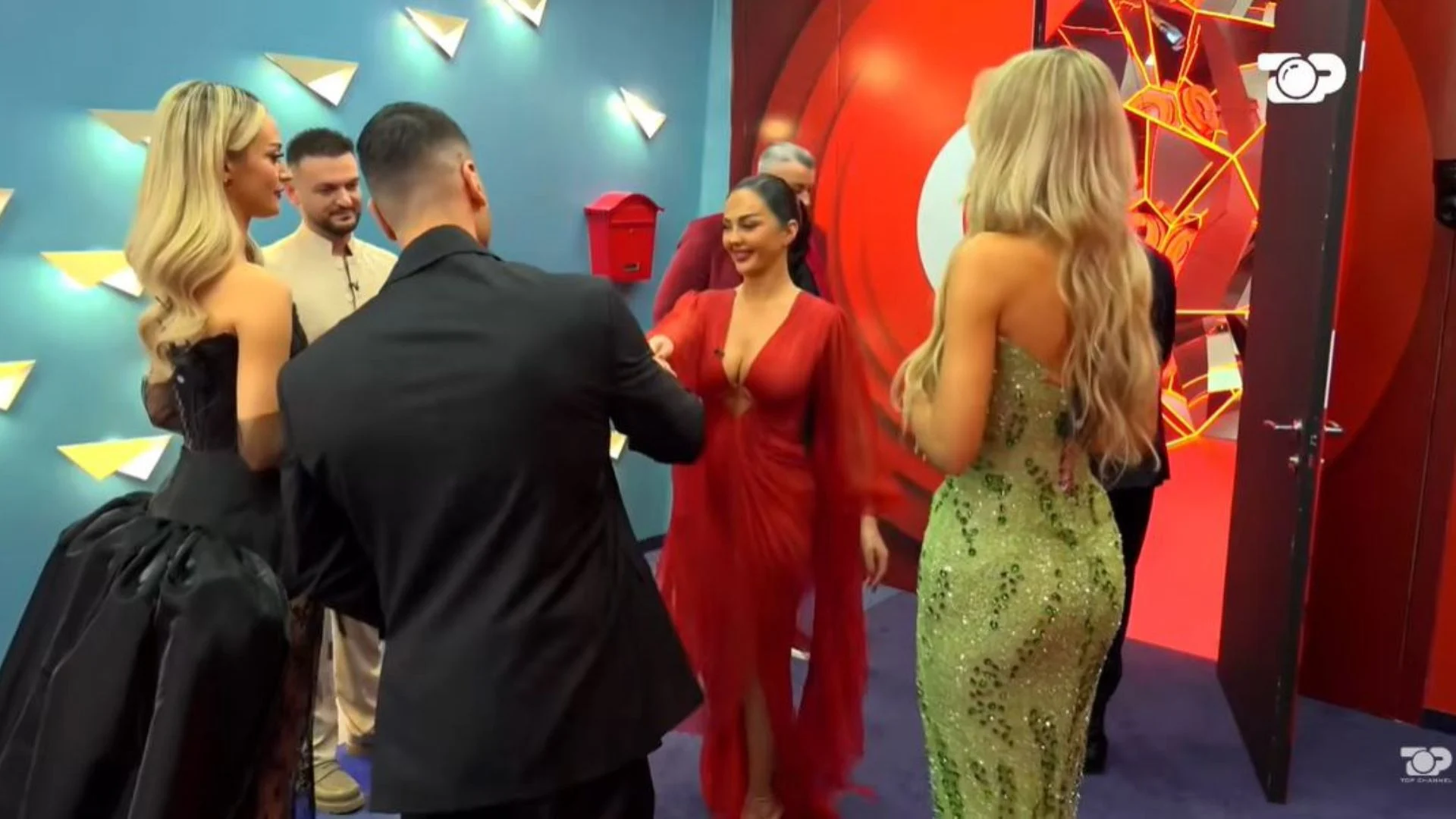 Katër banorë përballë njëri tjetrit  banorja që la shtëpinë e Big Brother pak ditë para finales është   