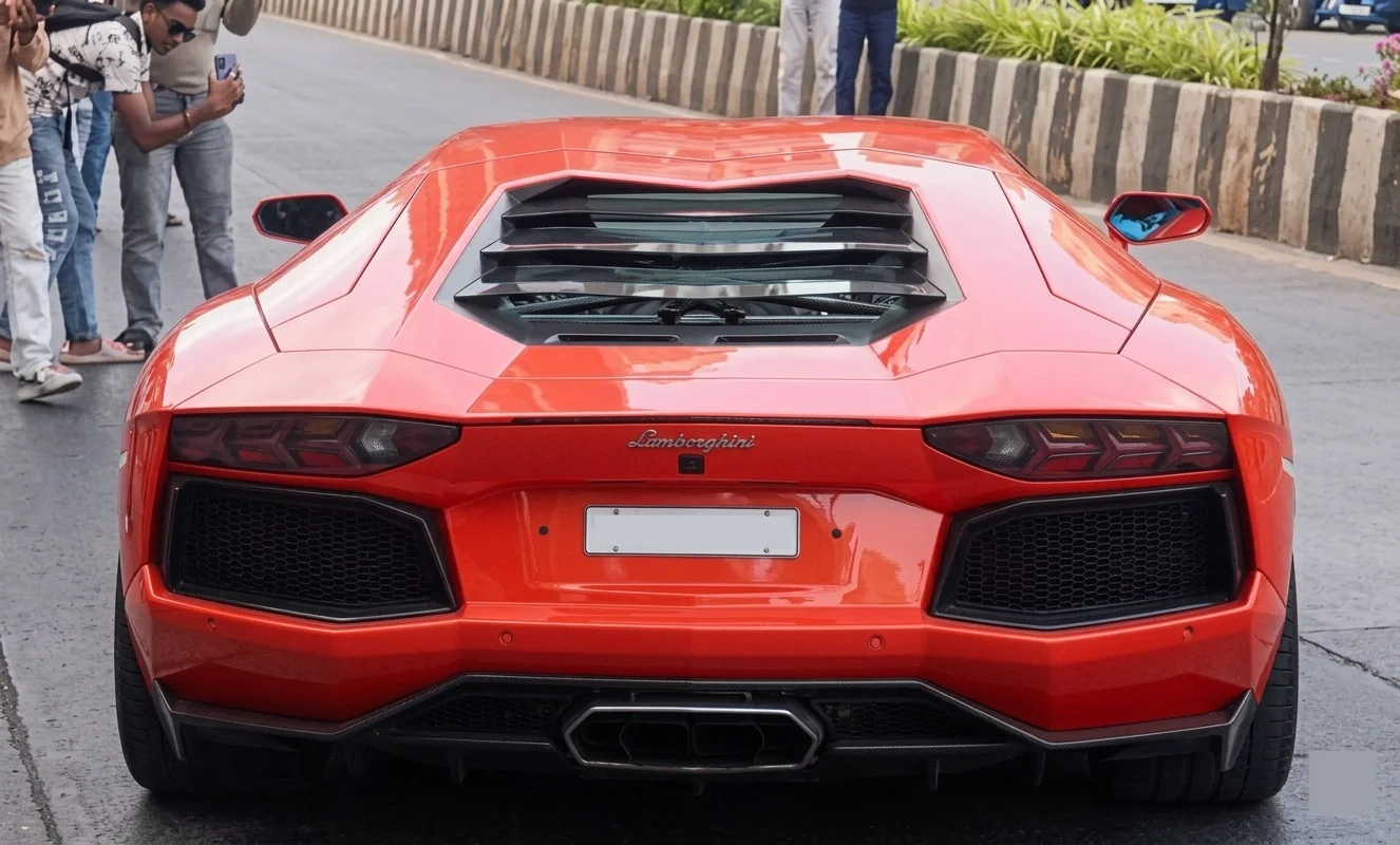 foto-policia-ndalon-lamborghini-n-ne-mes-te-rruges-do-te-shokoheni-kur-te-zbuloni-arsyen-pse