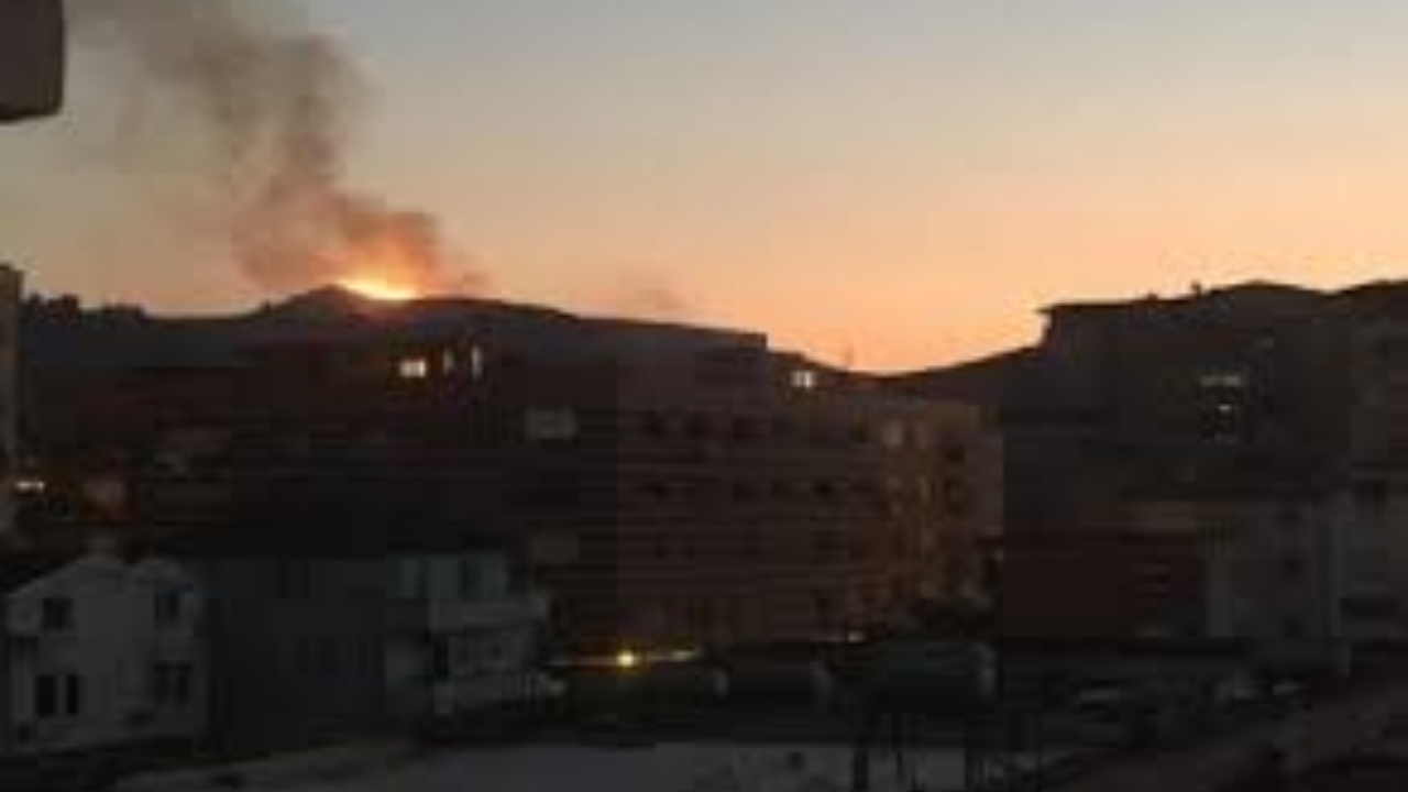 Flakë dhe tym  përfshihet nga zjarri Kodra e Selitës në Tiranë