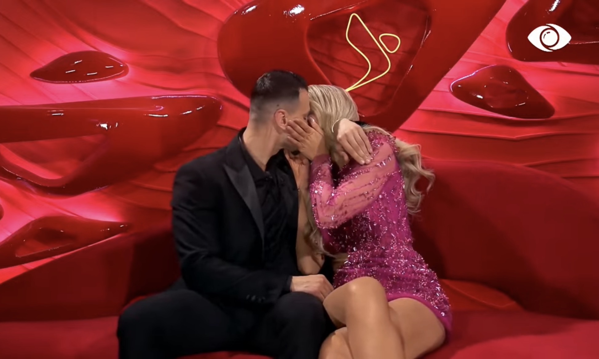 Mateo dhe Brikena në dhomën e rrëfimit  përjetojnë puthjen e tyre të parë 