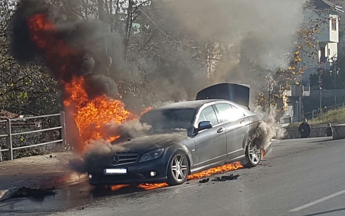 SHKRUMBOHET nga flakët automjeti në afërsi të tunelit të Kërrabës  shkak dyshohet   