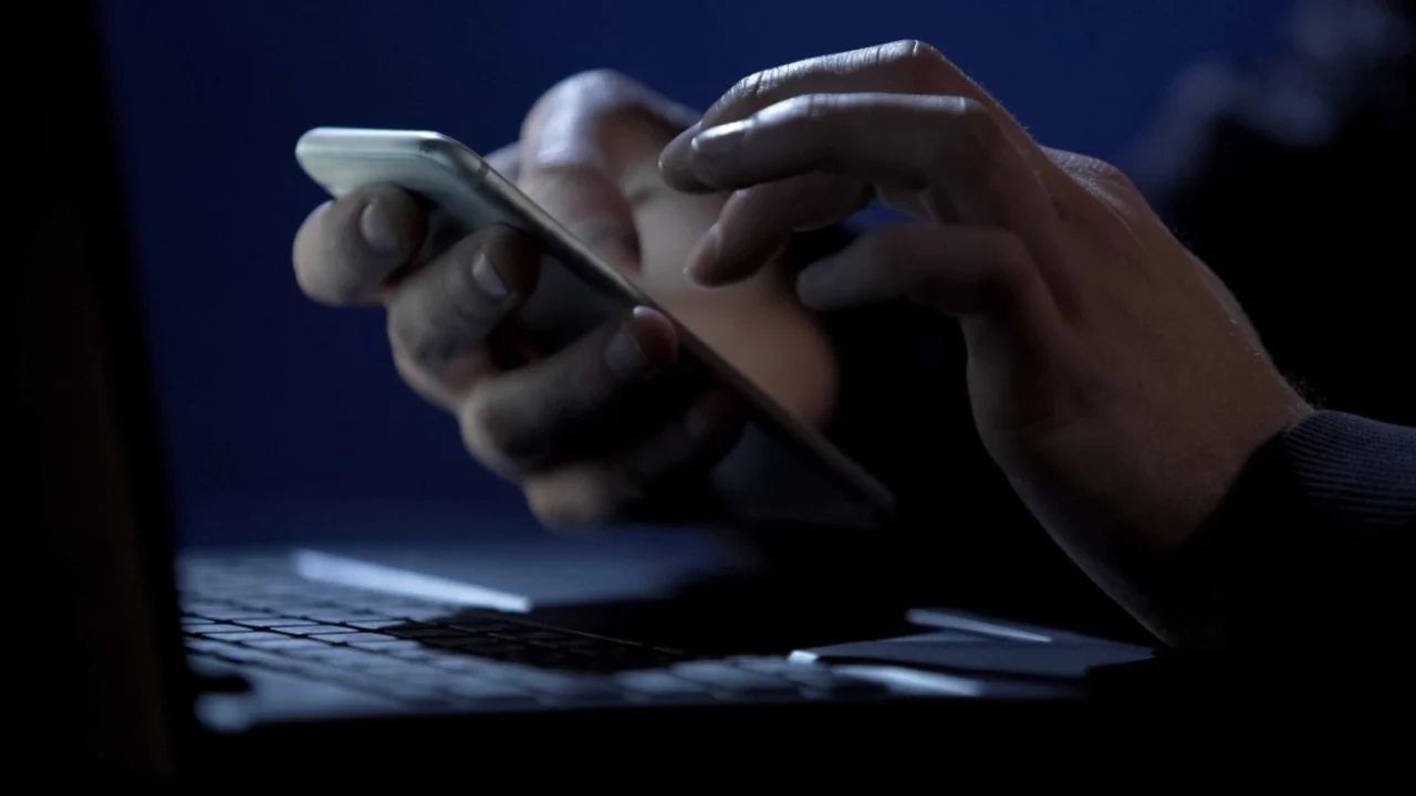 u-paraqiten-si-agjente-burse-dhe-e-binden-te-investonte-63-vjecari-humbet-197-mije-euro-nga