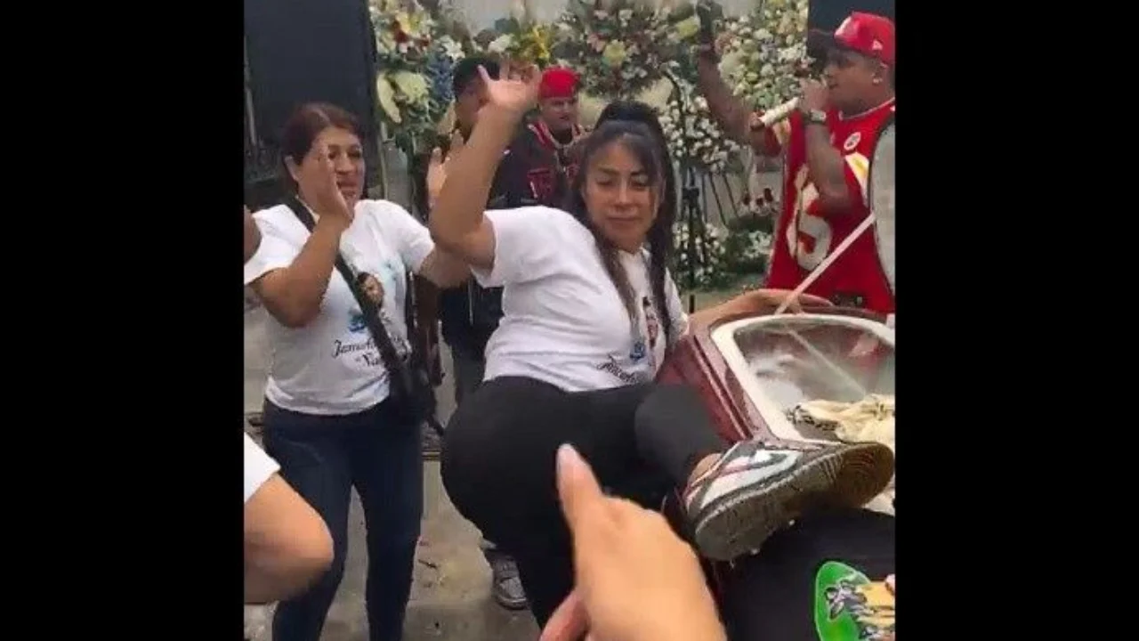 video-e-pazakonte-ne-meksike-ceremonia-mortore-kthehet-ne-feste-e-veja-percjell-partnerin-drejt-baneses-se-fundit-duke-bere-twerk