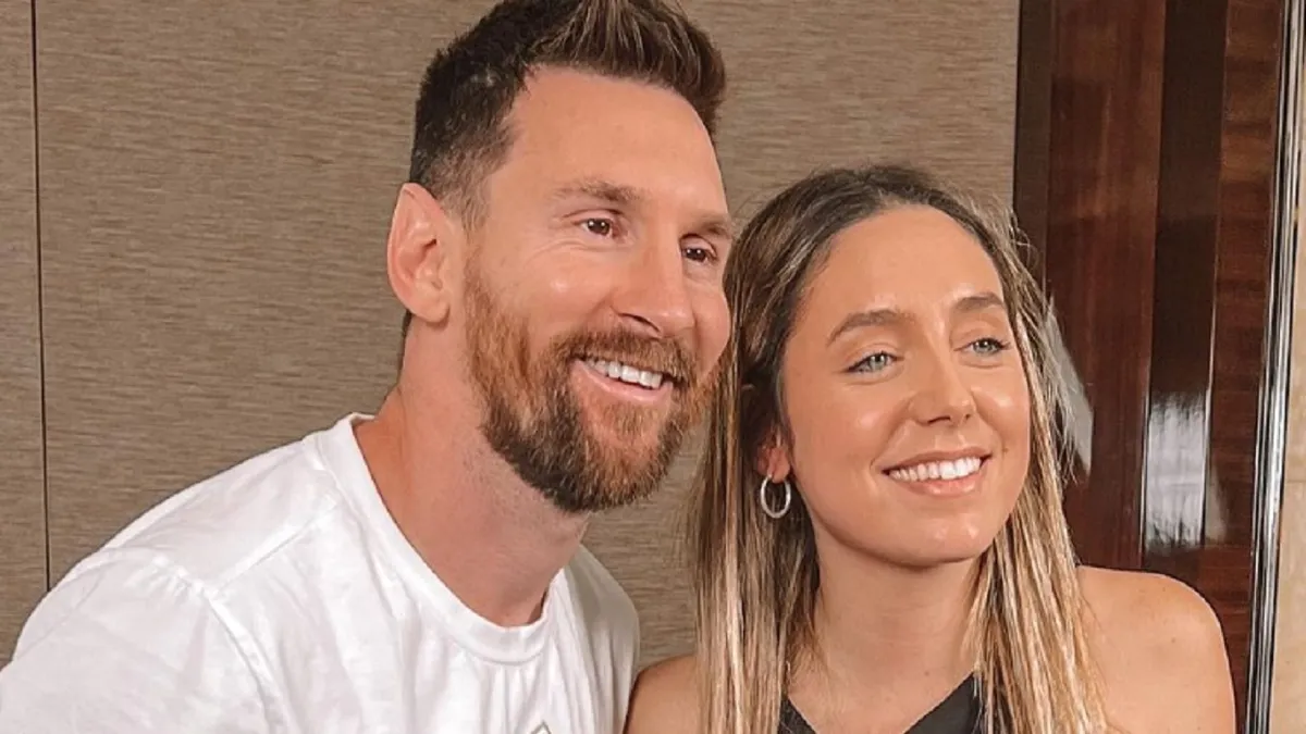 puthje-ne-faqe-dhe-perqafime-lionel-messi-dhe-gazetarja-e-njohur-nuk-permbahen-ndaj-njeri-tjetrit-ndizet-rrjeti