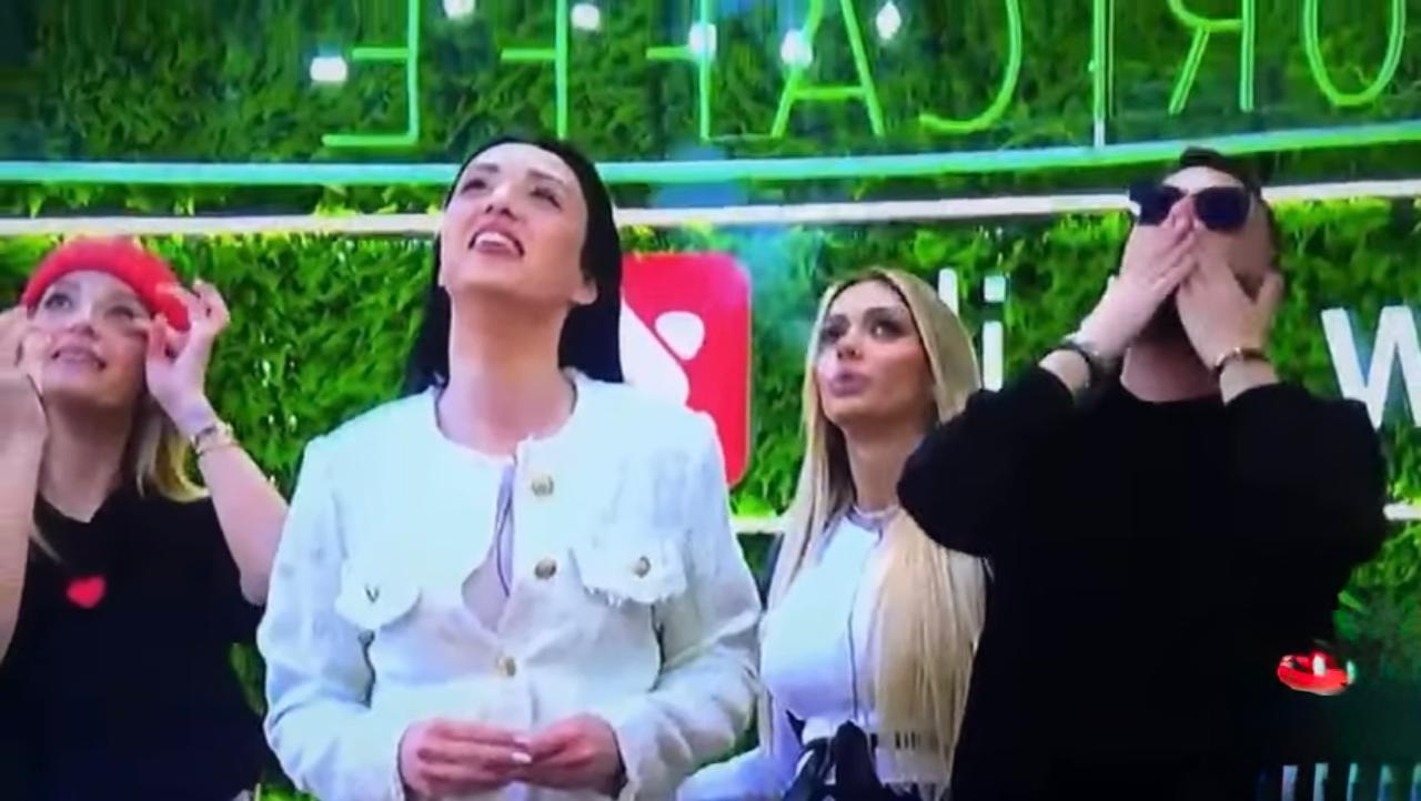 foto-miri-shfaqet-me-lot-ne-sy-miku-i-tij-e-surprizon