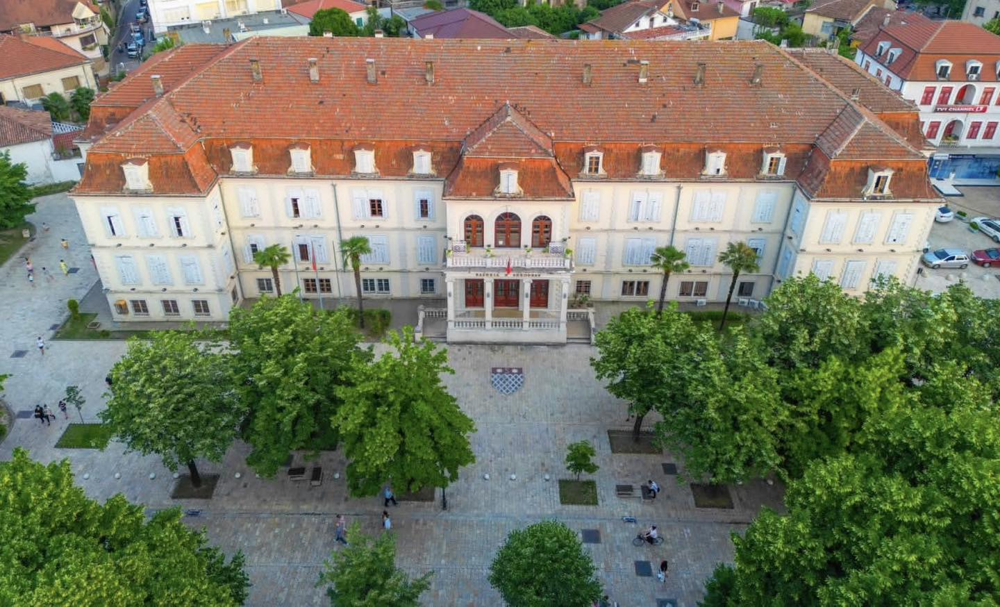 Pas dorëheqjes së administratorëve  Benet Beci hap aplikimet në  Facebook 