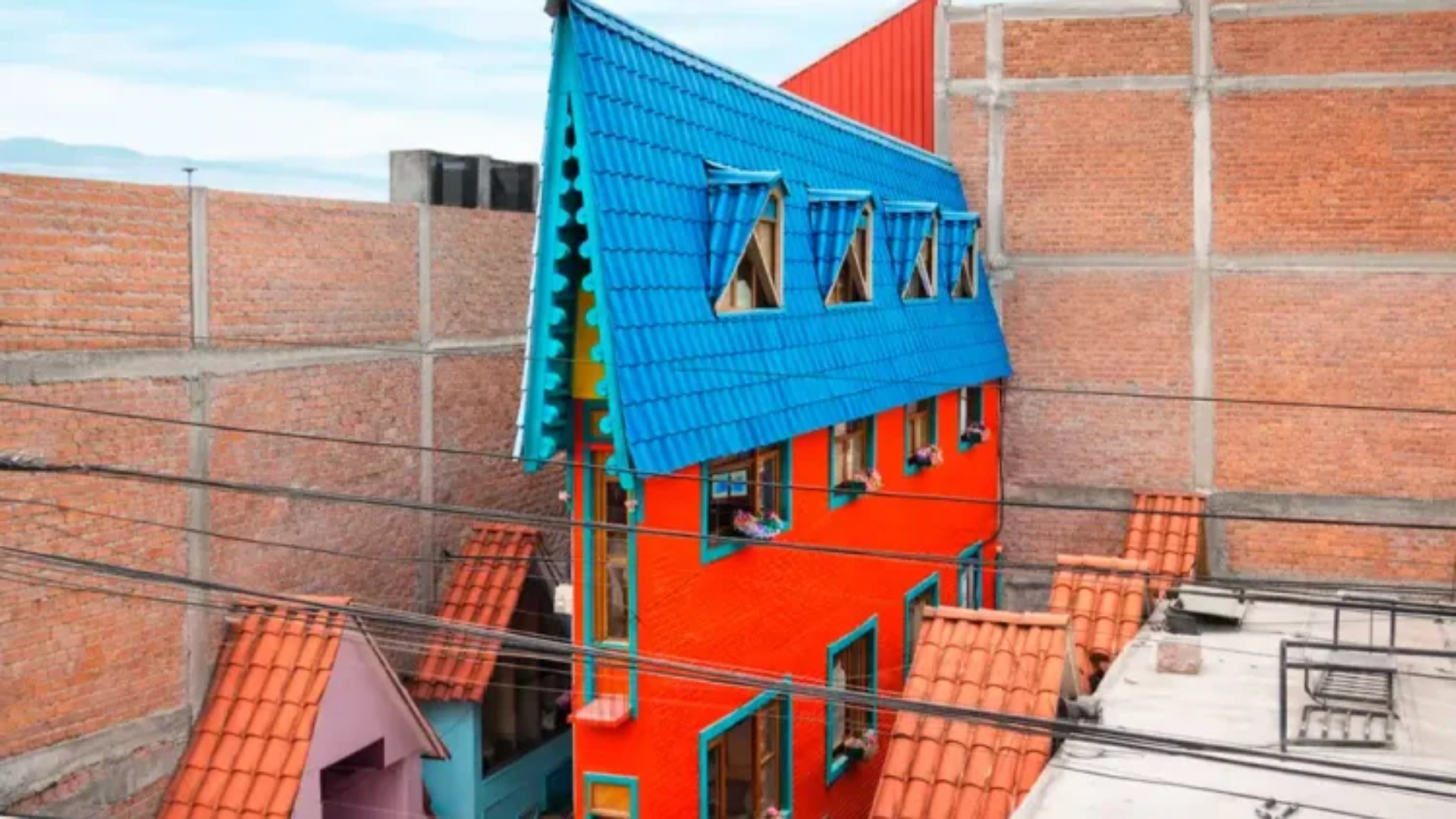 video-ju-prezantojme-me-shtepine-me-te-ngushte-ne-bote-qe-po-cmend-turistet