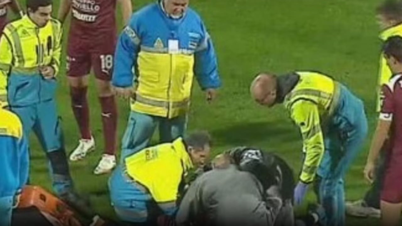 frike-ne-stadium-futbollisti-bie-ne-toke-pa-ndjenja-dergohet-ne-spital-me-urgjence