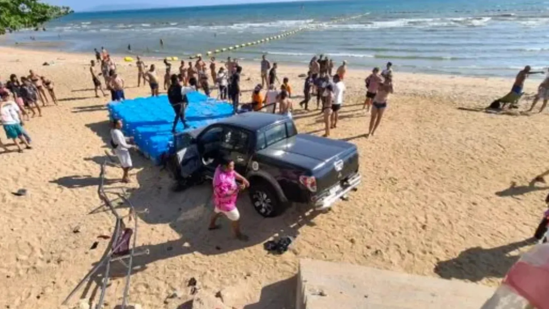 FILM SCENE/Car veers off the road and crashes into the beach, panic among tourists!