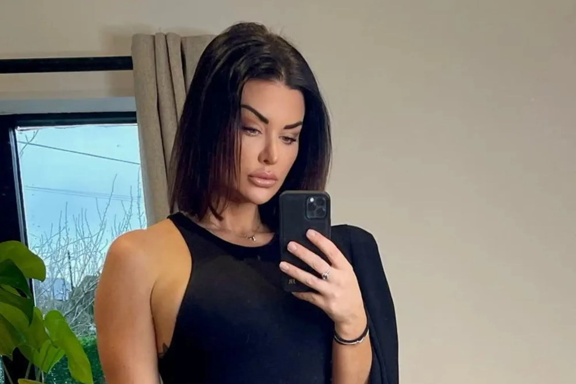 40-vjecarja-ne-pike-te-hallit-njerezit-nuk-e-besojne-moshen-e-saj-me-ngacmojne-meshkuj-ne-moshe-me-djalin-tim