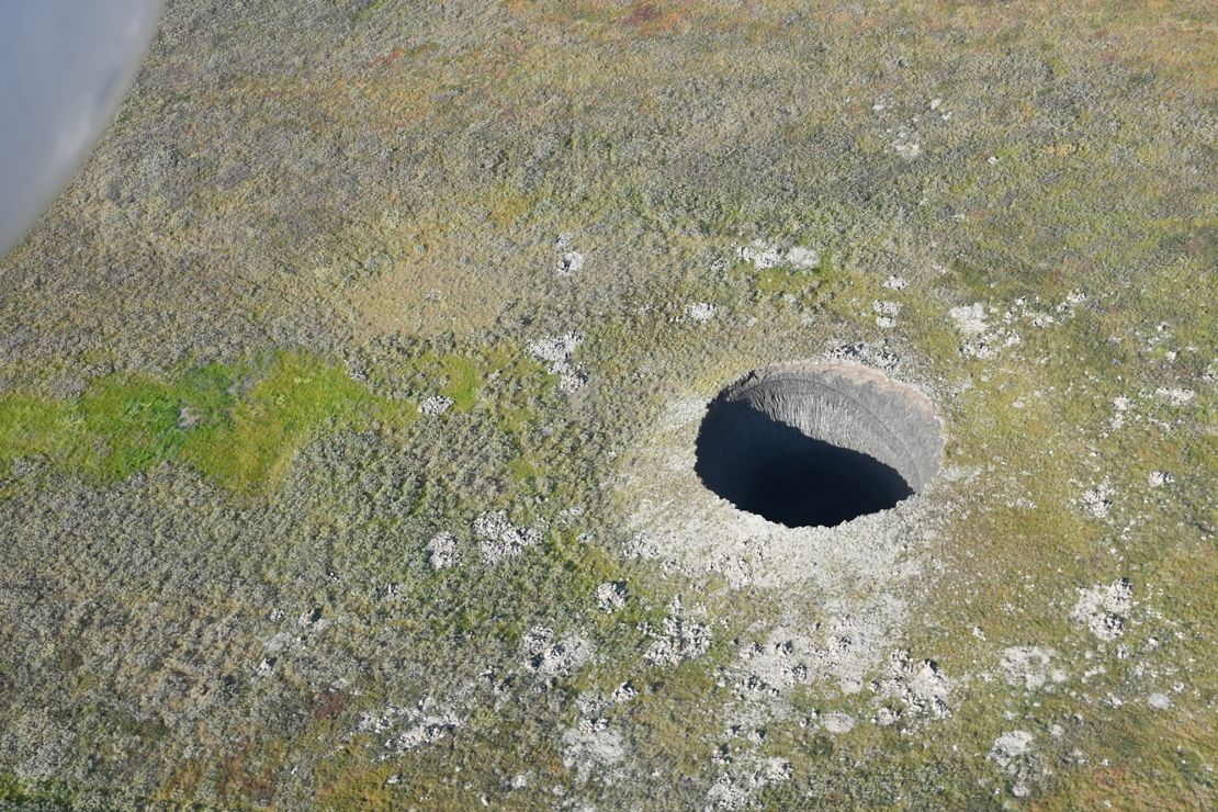 Shkencëtarët të shokuar  Zbulohet MISTERI i gropave GJIGANTE në veri të botës 