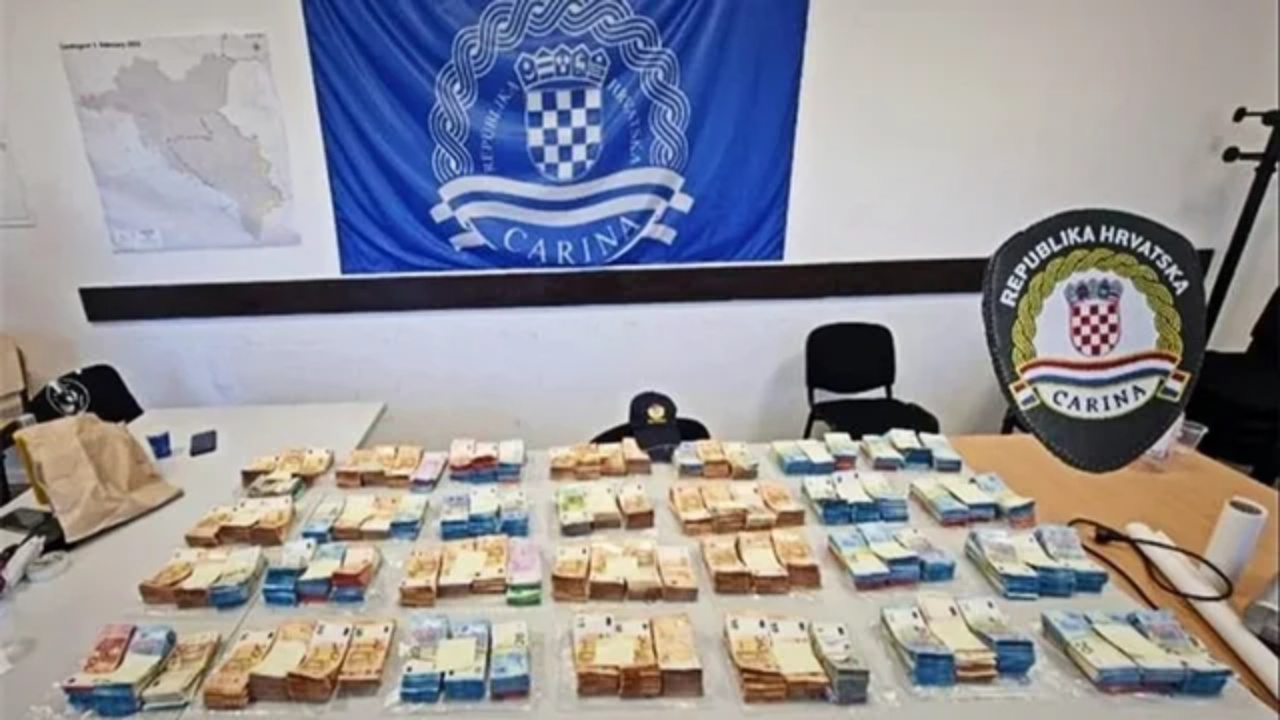 foto-sapo-kishte-kaluar-kufirin-ne-kroaci-shqiptarit-i-gjenden-mbi-700-mije-euro-ne-makine
