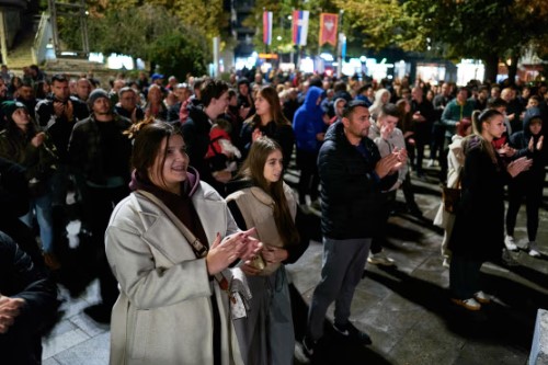 humbja-e-aleksandar-vucic-levizja-studentore-ne-serbi-kerkon-doreheqjen-e-zyrtareve-te-larte-te-policise-dhe-gjyqesorit
