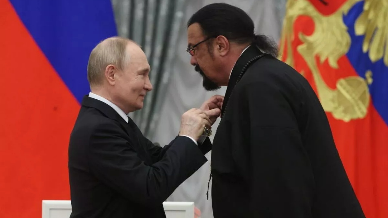 Fansat braktisin Steven Seagal  Miku i Putinit ndihet  krenar që është rus   shfaqet në një video   