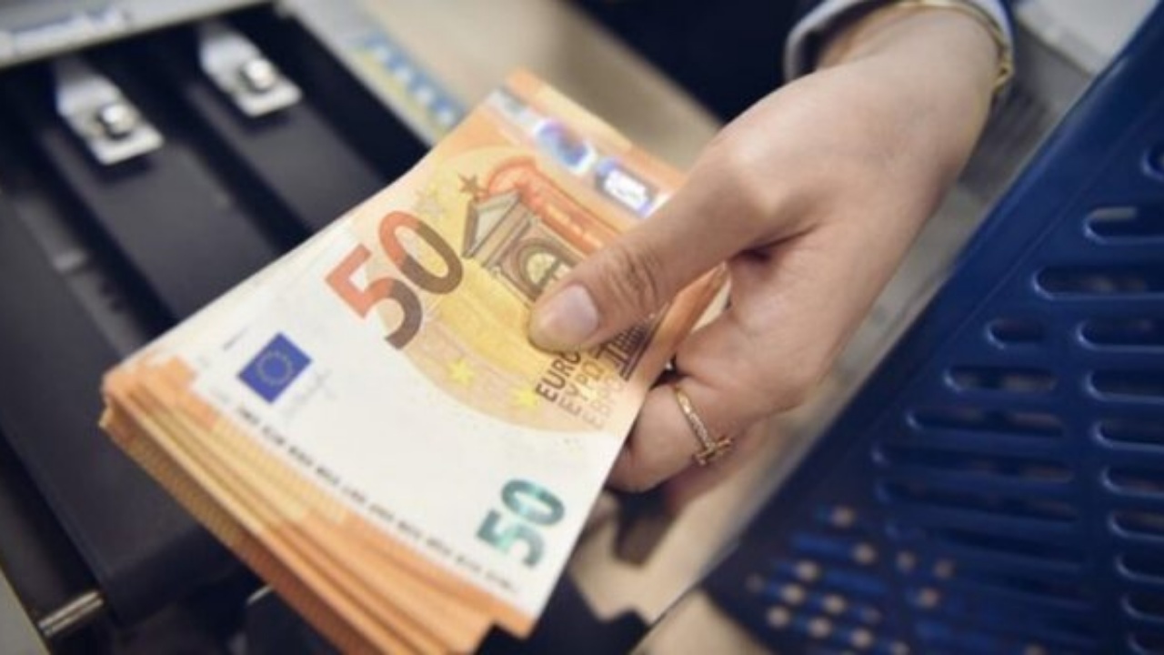 kembimi-valutor-21-prill-me-sa-blihen-e-shiten-dollari-dhe-euro-cfare-ndodh-me-monedhat-e-tjera