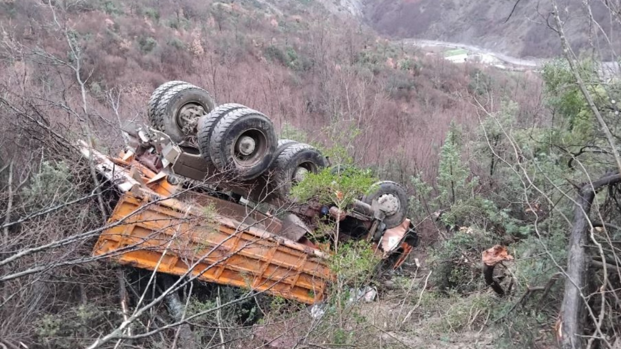 aksidenti-me-nje-te-vdekur-dhe-dy-te-plagosur-ne-gramsh-arrestohet-shoferi-i-kamionit