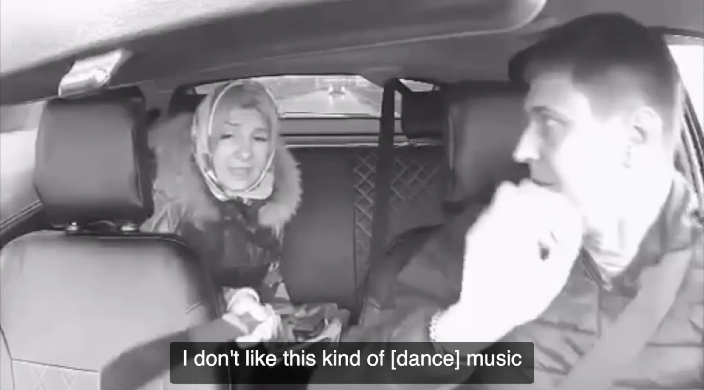 horror-gruaja-nxjerr-hanxharin-ndaj-taksistit-vetem-sepse-nuk-i-pelqeu-muzika-video