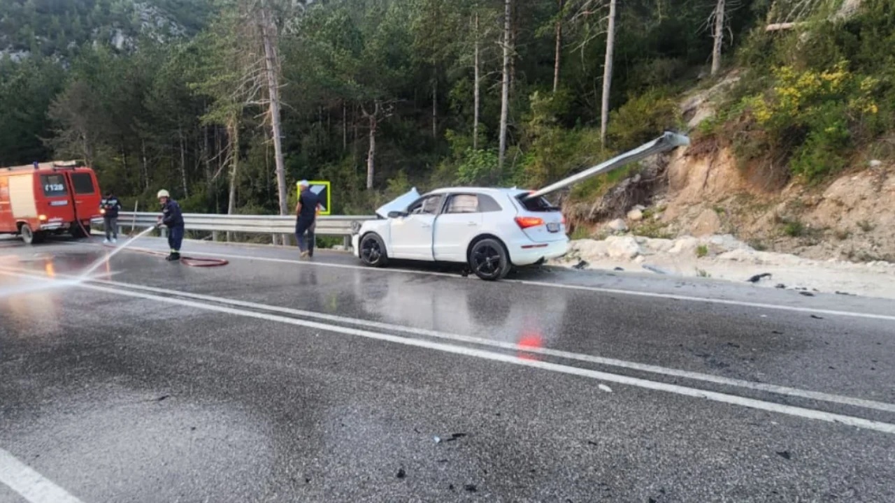 Aksident i FRIKSHËM në Vlorë  Barriera e rrugës ndan në dysh makinën  pamjet nga vendngjarja
