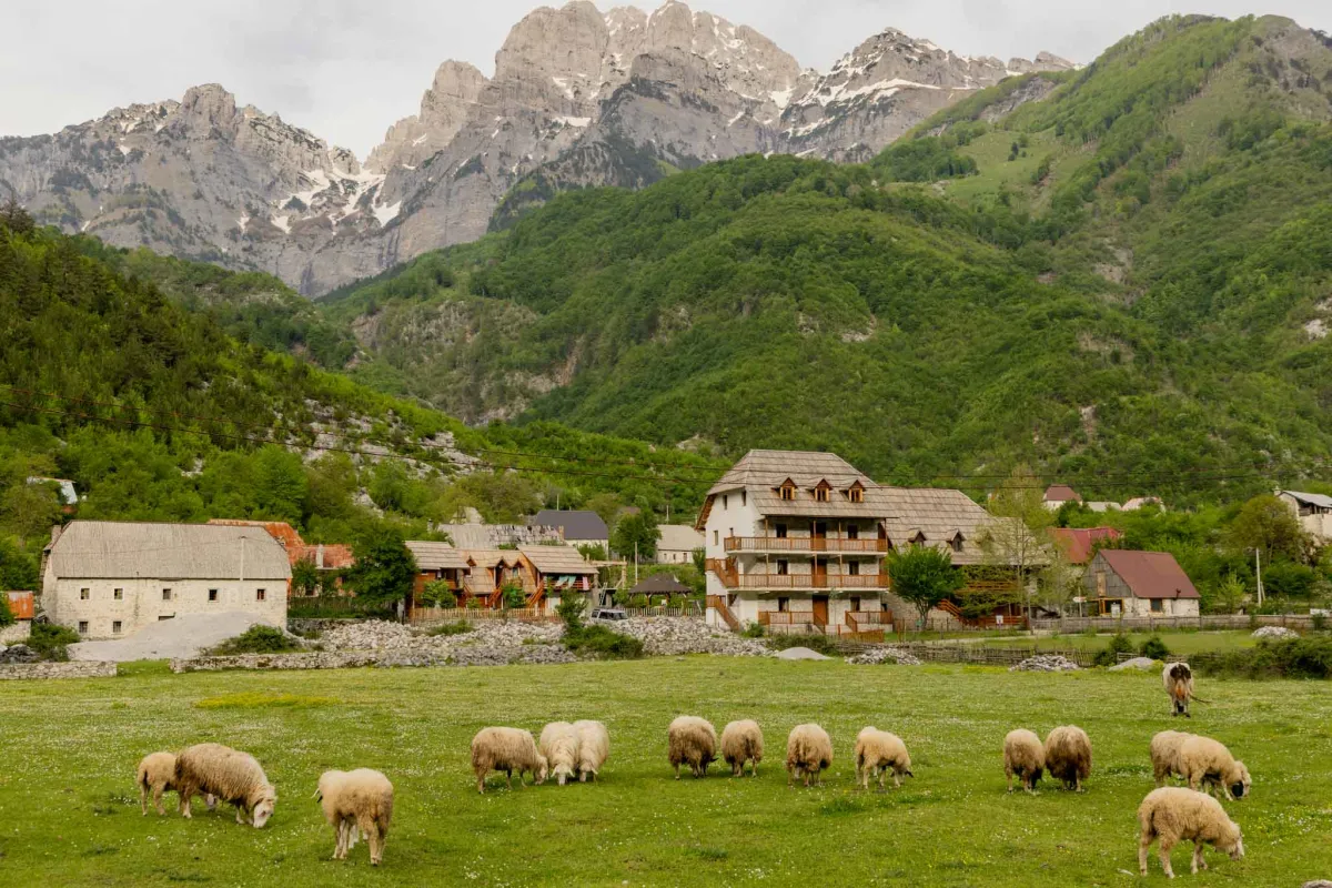 po-largohen-nga-bregdeti-turistet-tani-duan-malet-natyren-dhe-historine