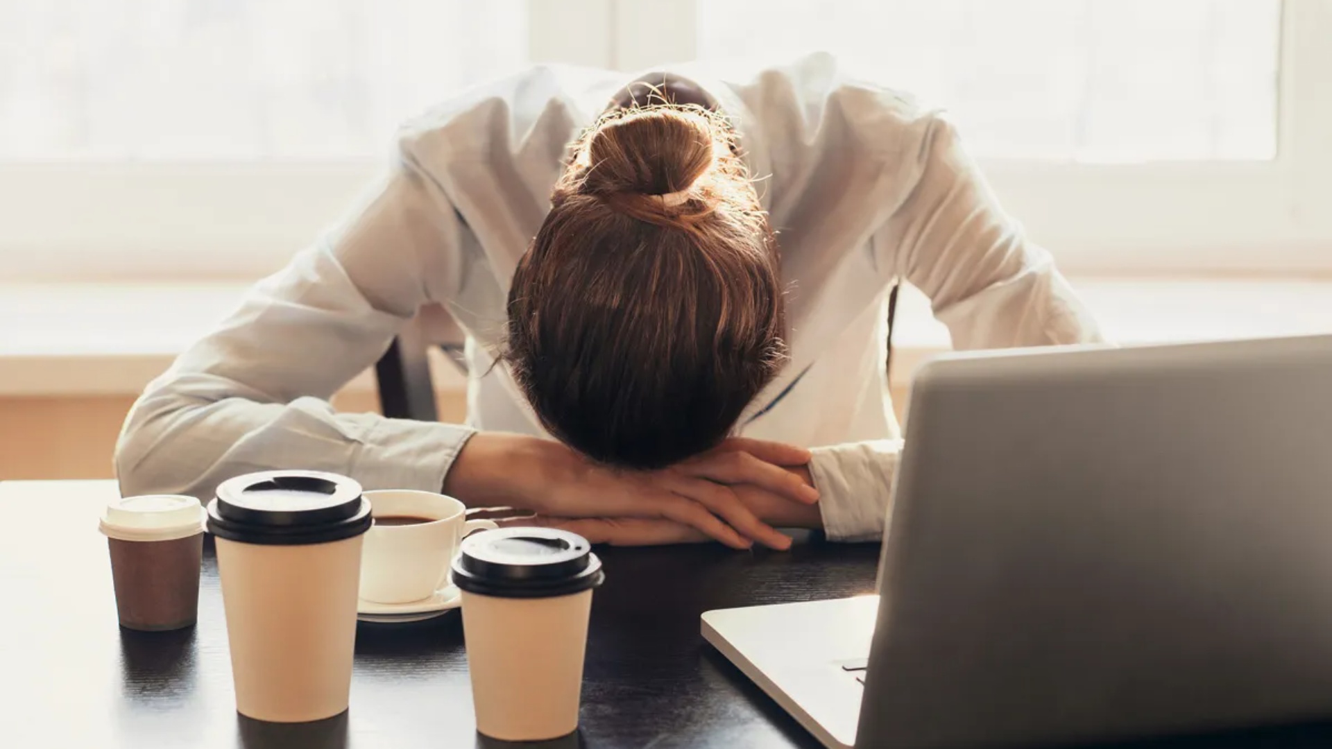 Ndiheni të lodhur dhe keni përgjumje edhe pse pini kafe  ZBULOHET arsyeja   