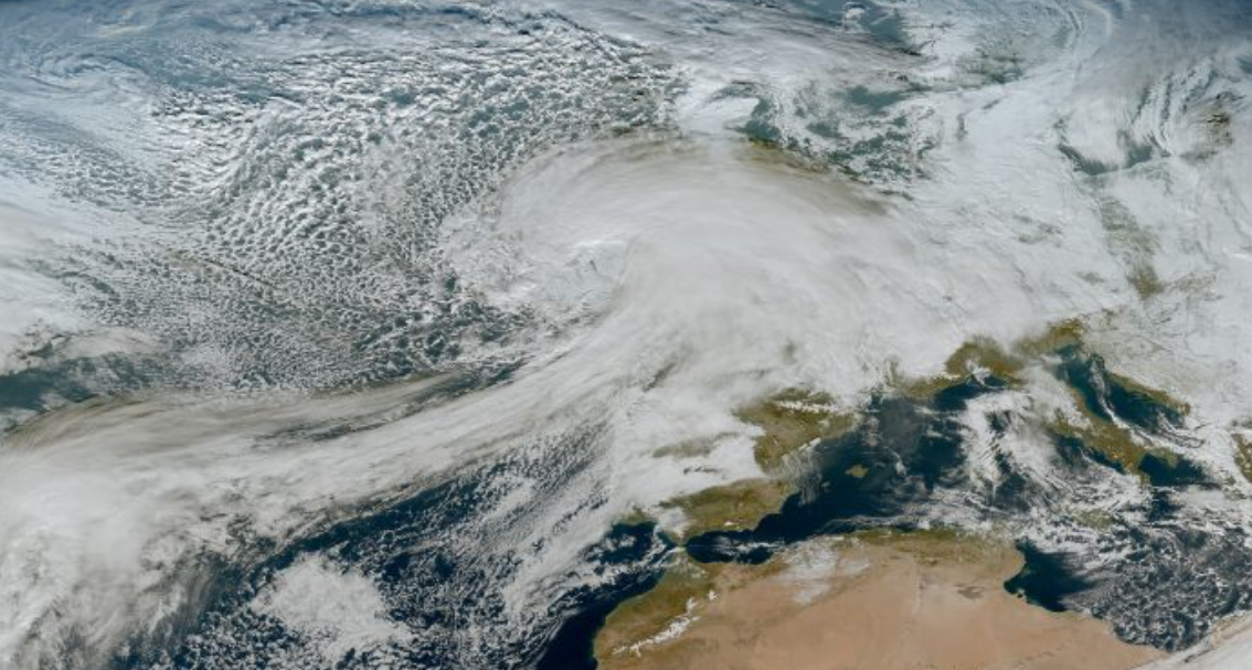 ALARM I KUQ për stuhinë  Goretti   po i afrohet me shpejtësi Britanisë së Madhe