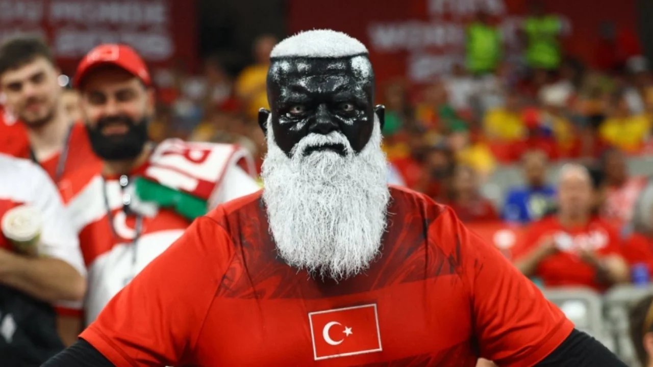 tifozi-me-i-frikshem-i-boterorit-turku-qe-vodhi-shfaqjen-pavaresisht-humbjes-se-kombetares
