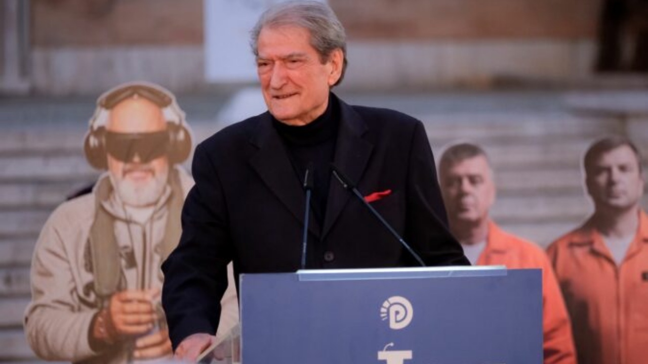  Ramën e tmerrojnë qytetarët   Berisha thirrje nga sheshi para Kryeministrisë  Më 8 maj të bashkohemi 