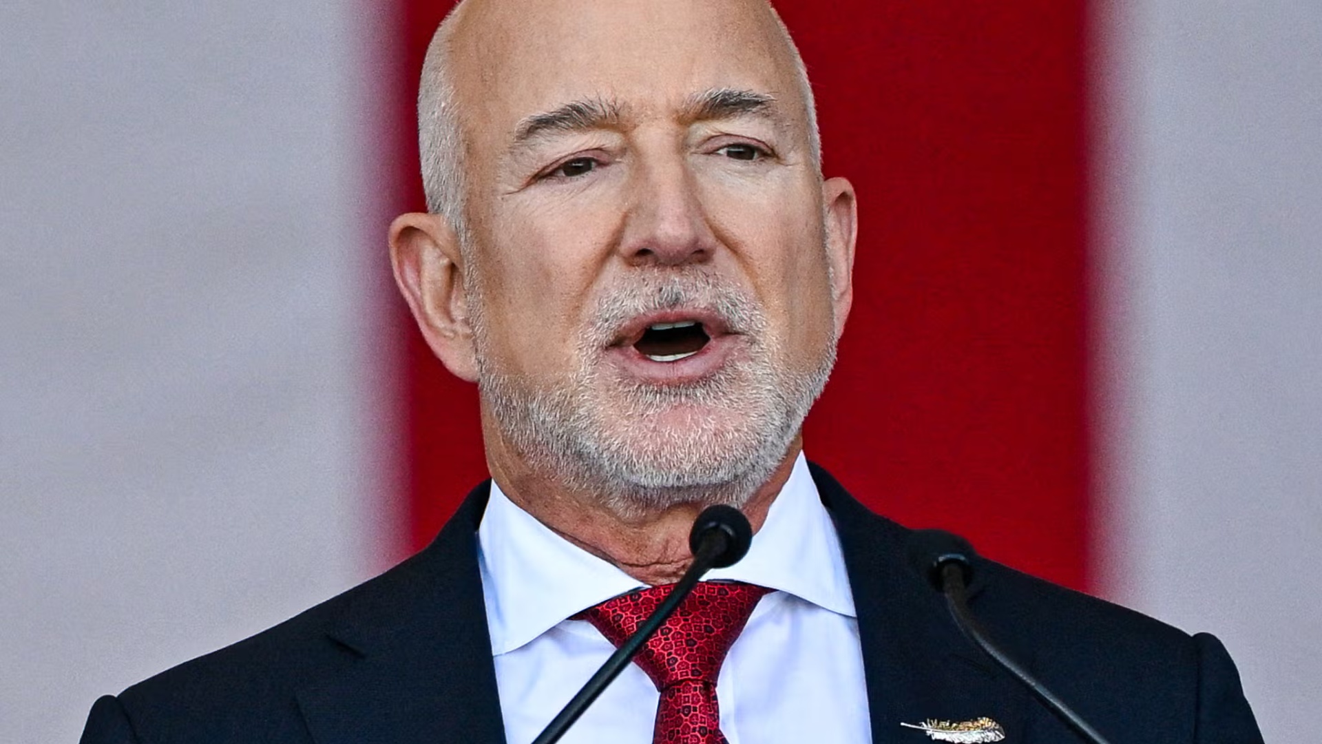 miliarderi-jeff-bezos-lancon-bastin-qe-pritet-te-ndryshoje-boten-per-cfare-behet-fjale
