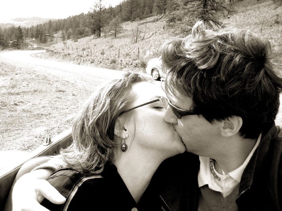 do-te-shokoheni-kur-te-zbuloni-se-kur-eshte-dhene-puthja-e-pare