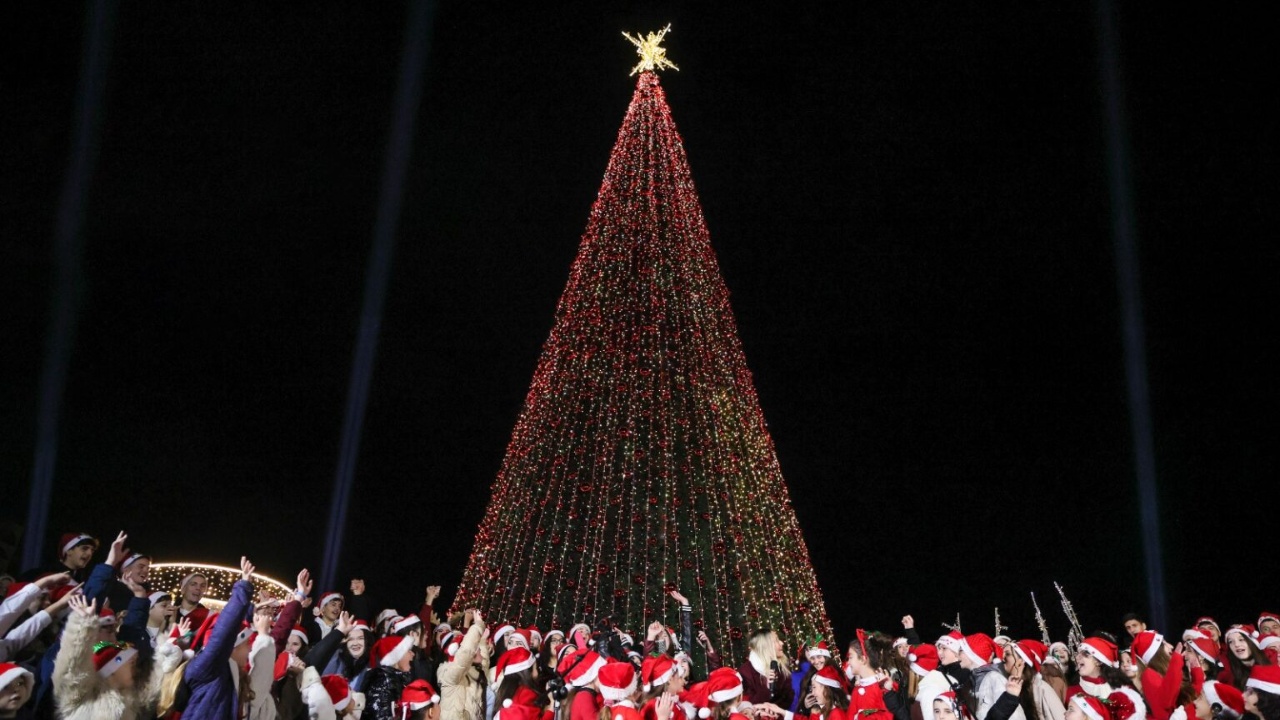 VIDEO  Shqipëria në atmosferën e festave  Nga Tirana në qytetet e tjera  ndizen dritat e pemës së Krishtlindjes
