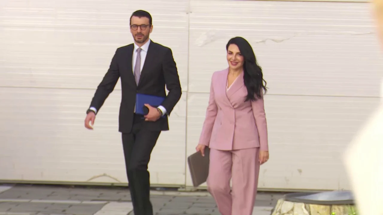  Kakaraçi i mbante çantën Ballukut  sot është ministër 