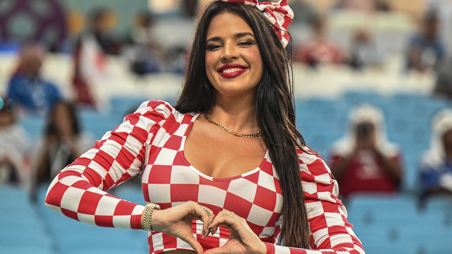 tifozja-seksi-qe-pushtoi-boterorin-rikthehet-ne-skene-mberrin-ne-shba-per-edicionin-2026-video