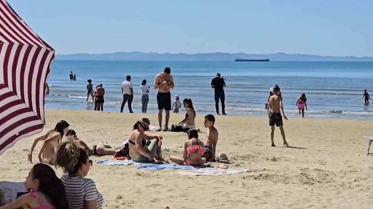 Bikini në vend të pankartave  Plazh për 1 Maj  qytetarët mbushin bregdetin në Durrës