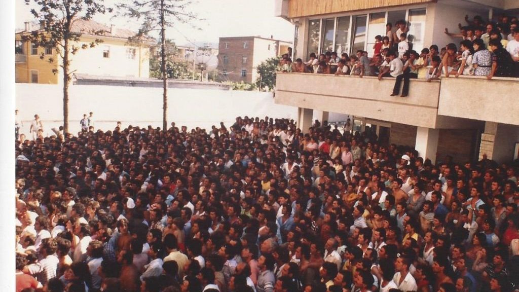 30 vite nga 2 korriku '90, aty ku eksodi i shqiptarëve i dha grushtin e fundit komunizmit | Gazeta Shqip