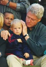 Clinton mes refugjat&euml;ve kosovar&euml; n&euml; Shkup
