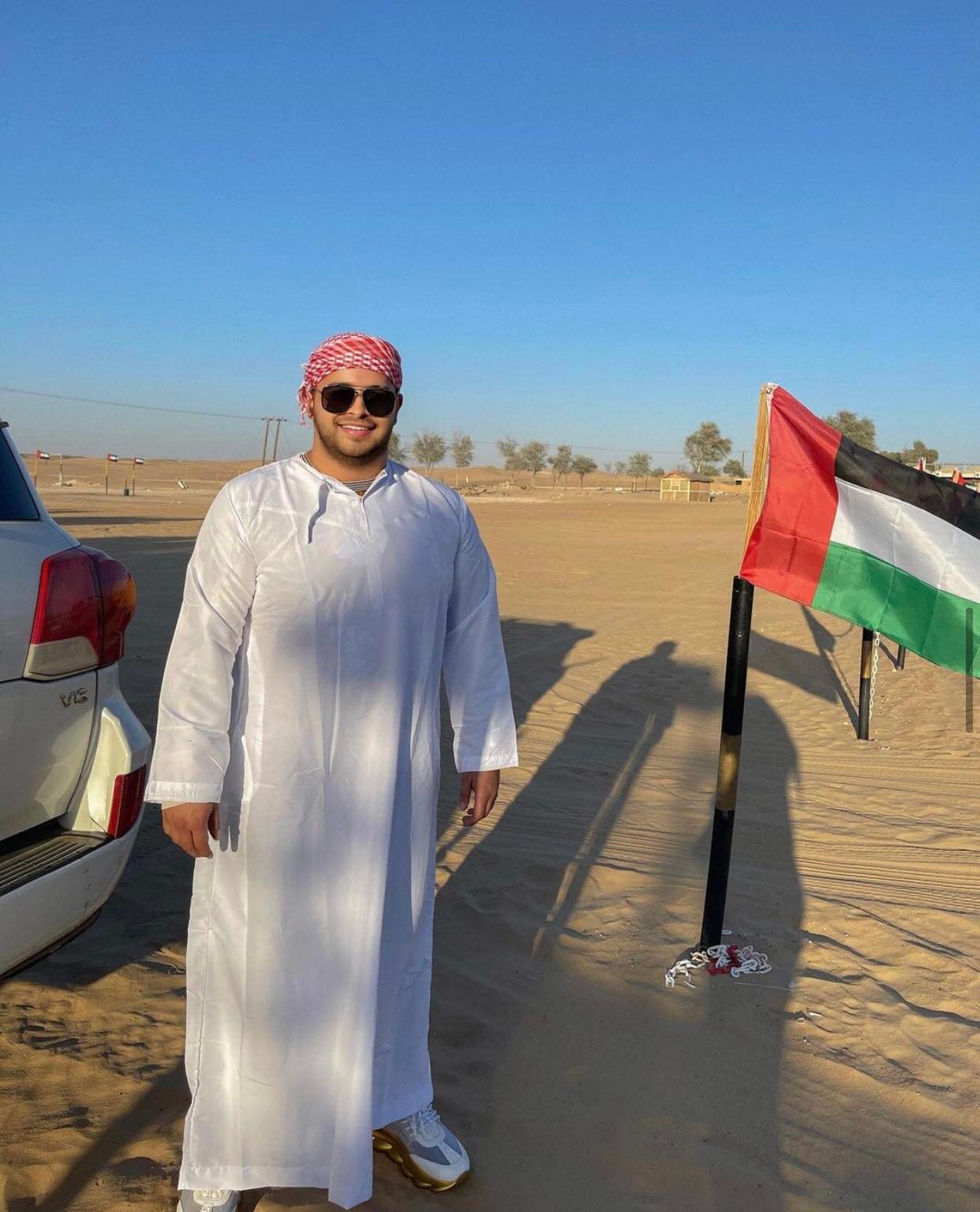 I veshur si sheik, biznesmeni shqiptar ironizon “Dubai Porta Potty”: Mos  kini frikë... (FOTO) | Gazeta Shqip