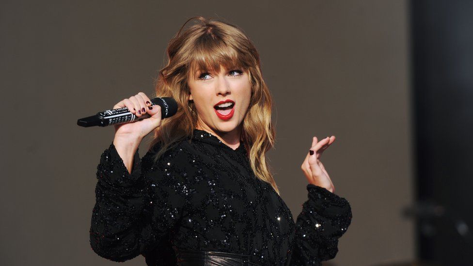 Turneu i Taylor Swift i çon fansat në një udhëtim në kohë për shkak të modës! | Gazeta Shqip