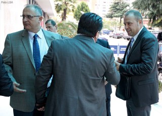 Nenkryetari i Bashkise Petrit Vasili dhe zv/ministri i Transportit Ylli Manjani, gjate nje mbledhje te Komitetit Drejtues Kombetar te LSI, ku pritet te zgjidhet kreu i ketij komiteti.