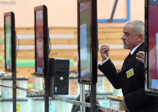 Komisionere, gjate numerimit te fleteve te votimevimit ne Komisionin e Zones se Administrimit Zgjedhor KZAZ 49 ne njesine nr 5, i vendosur ne palestren e shkolles e 9 vjecare Vasil Shanto.